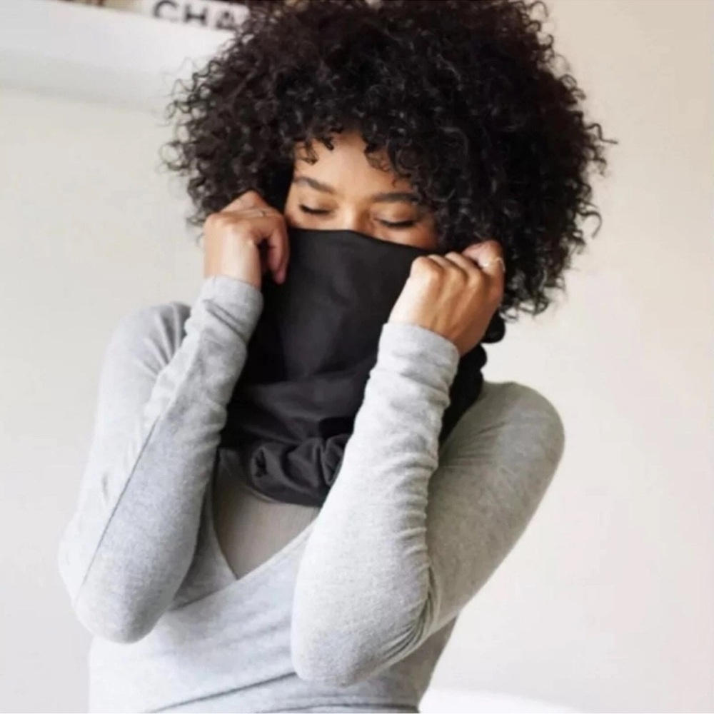 NWT Beyond Yoga Black Infinity Scarf w/ Hidden Zipper Pocket Phone Wallet - Picture 6 of 13